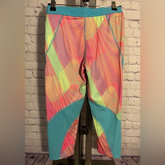 NIKE PRO DRI-FIT HYPERCOOL Capri Leggings. Youth XLarge. - Picture 2 of 10